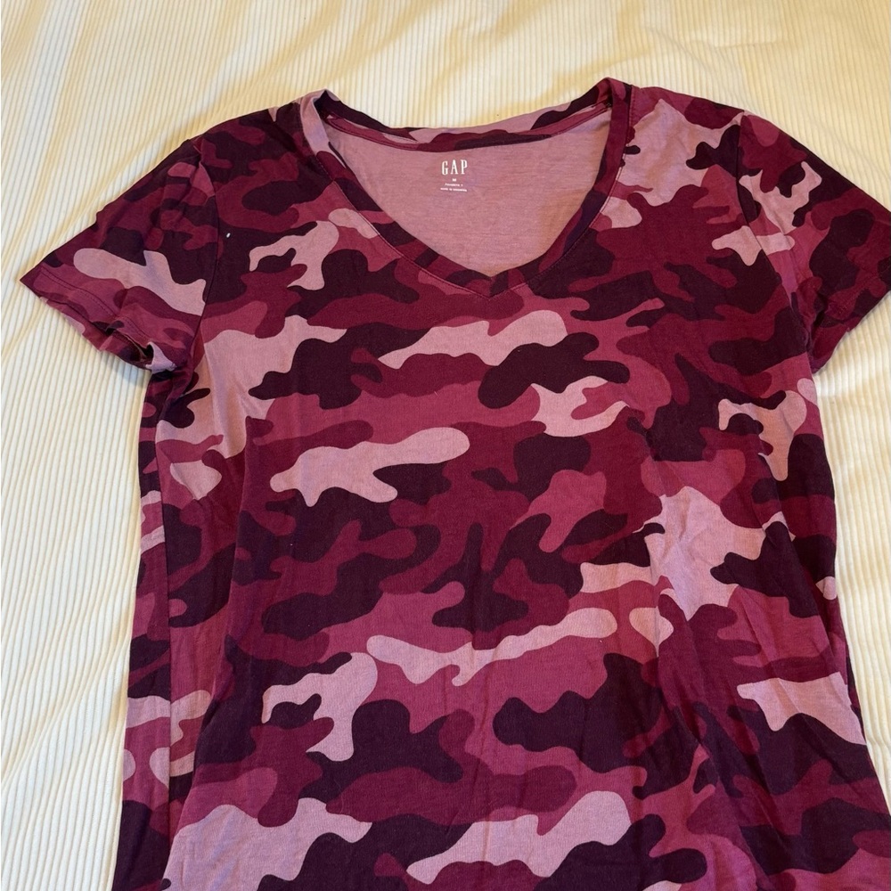 GAP Maroon and Pink Camouflage V-Neck Tee